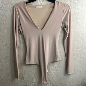 Bodysuits color crema tiene varias puesta en muy buenas condiciones